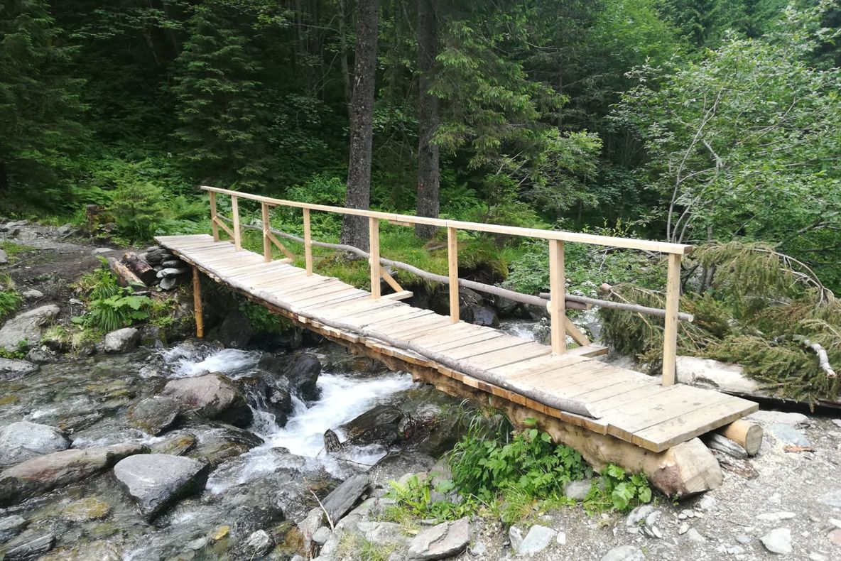 Două noi podețe fac accesul mai ușor pe traseele din munţii Făgăraşului