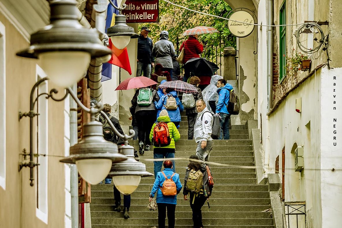 Încep reparațiile la scările de pe strada Turnului