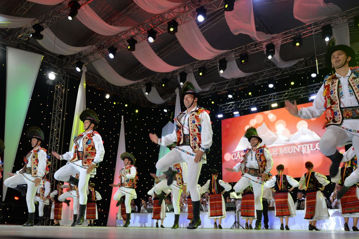 Artiști din Canada, Cipru, China, Serbia, Moldova, Ucraina și România, la "Cântecele Munților"