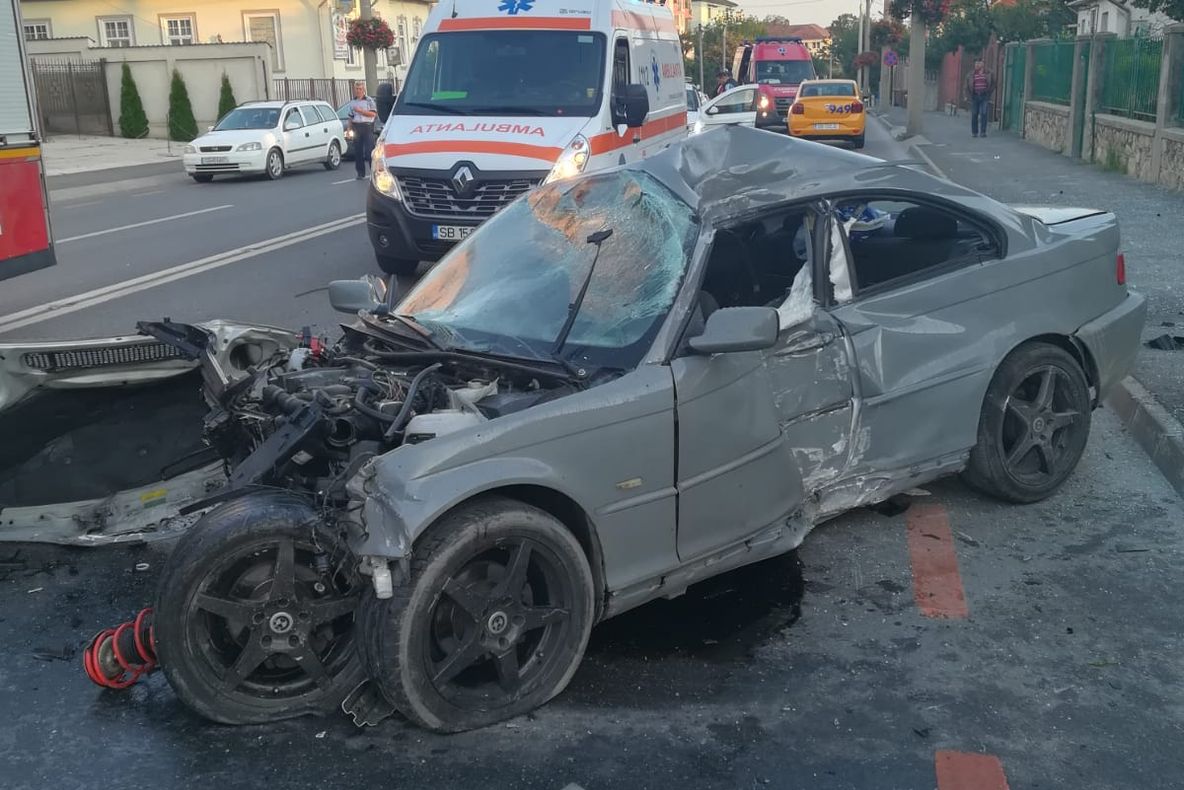 Accident pe strada Bâlea. O mașină a fost proiectată într-un gard
