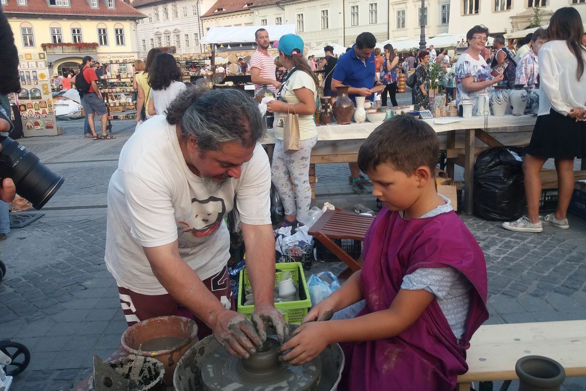 Peste 100 de meșteri vor fi prezenți la ediția din acest an a Târgului Olarilor