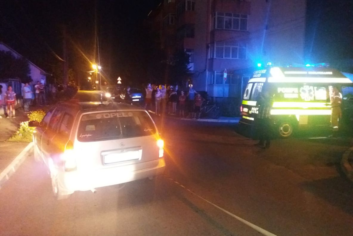 Băiețel de șapte ani, lovit de mașină în timp ce traversa strada pe bicicletă