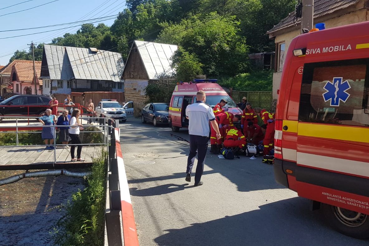 UPDATE | Un rășinărean a murit, după ce a intrat cu motocicleta într-un stâlp