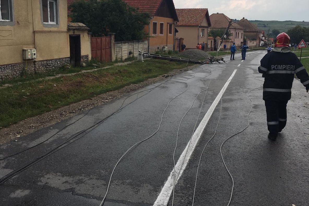 Furtuna face ravagii în județ. Acoperiș desprins și stâlpi de electricitate căzuți, în Daia
