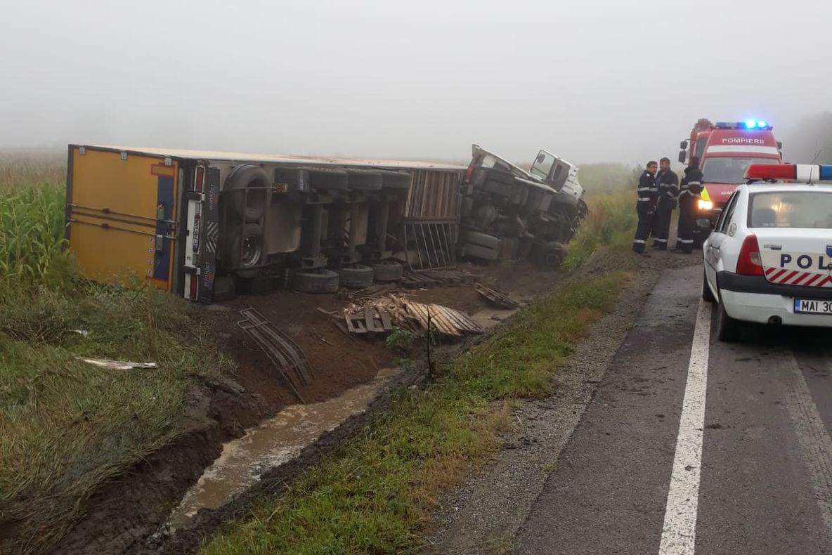 Un TIR s-a răsturnat pe DN14, între Axente Sever și Agârbiciu. Șoferul ar fi adormit la volan