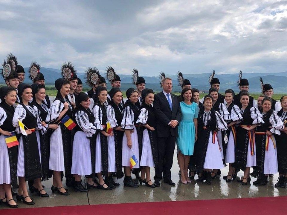 Junii Sibiului și Silvia Macrea, decorați de președintele Klaus Iohannis cu Ordinul Meritul Cultural în Grad de Cavaler