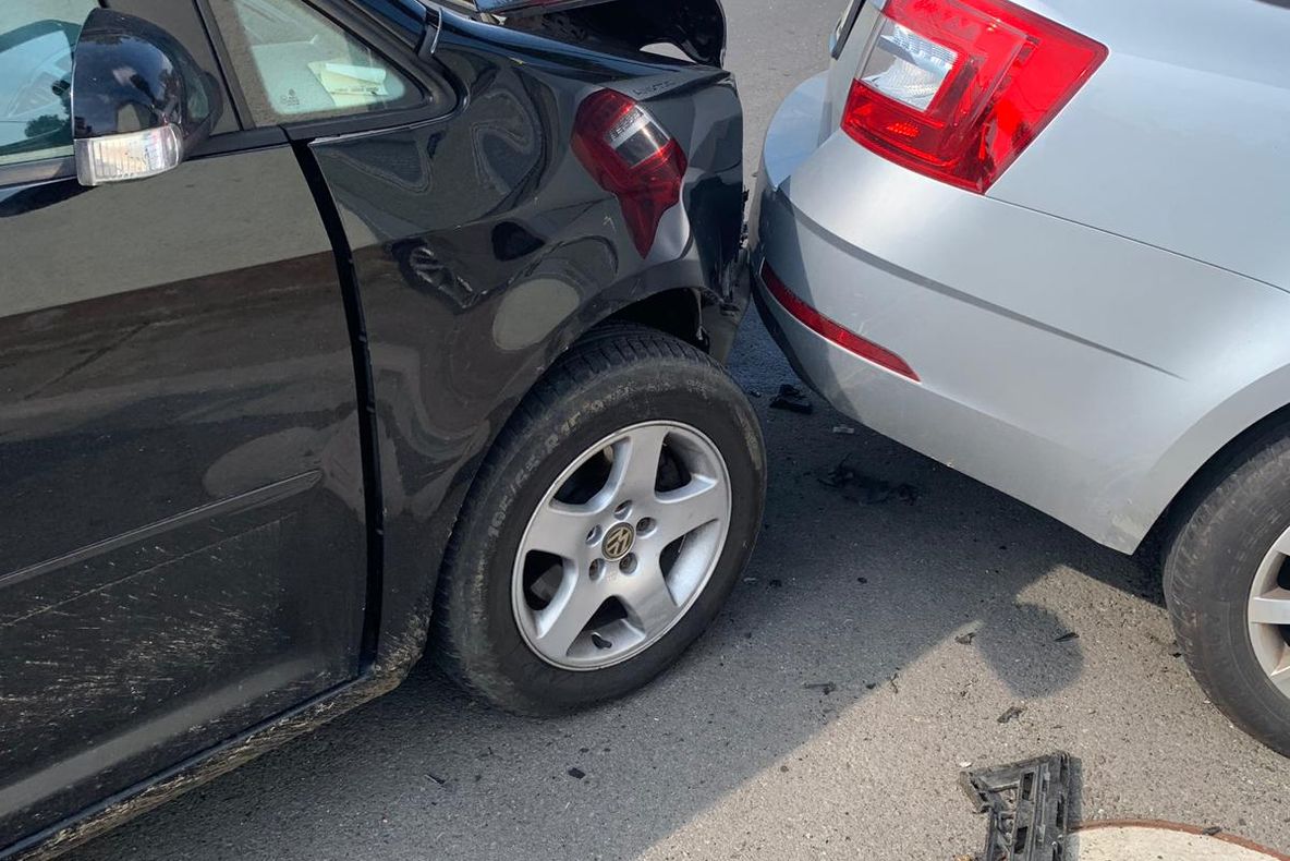 Accident cu două mașini, în Dumbrăveni. Un șofer de 60 de ani, la spital