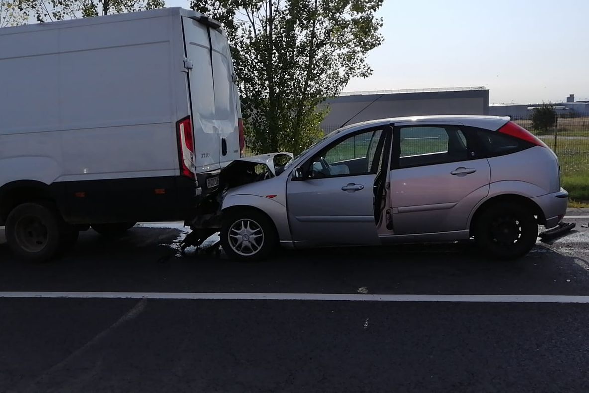 Accident pe strada Salzburg. O mașină a intrat într-un microbuz