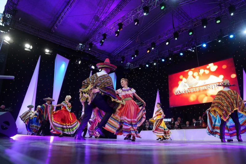 Junii Sibiului și Silvia Macrea, distinși pe scena Festivalului „Cântecele Munților”