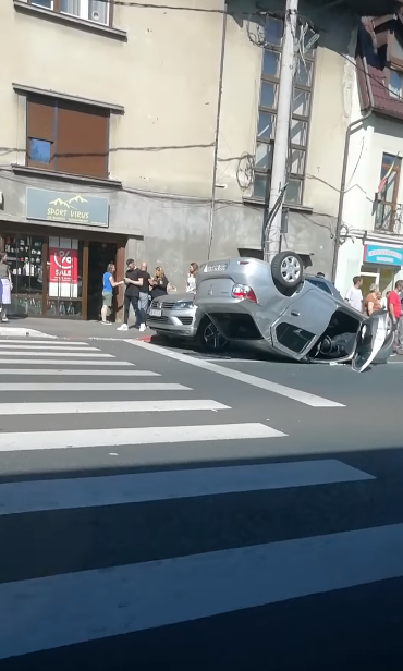 UPDATE | Mașină răsturnată, pe Calea Dumbrăvii. Trafic îngreunat