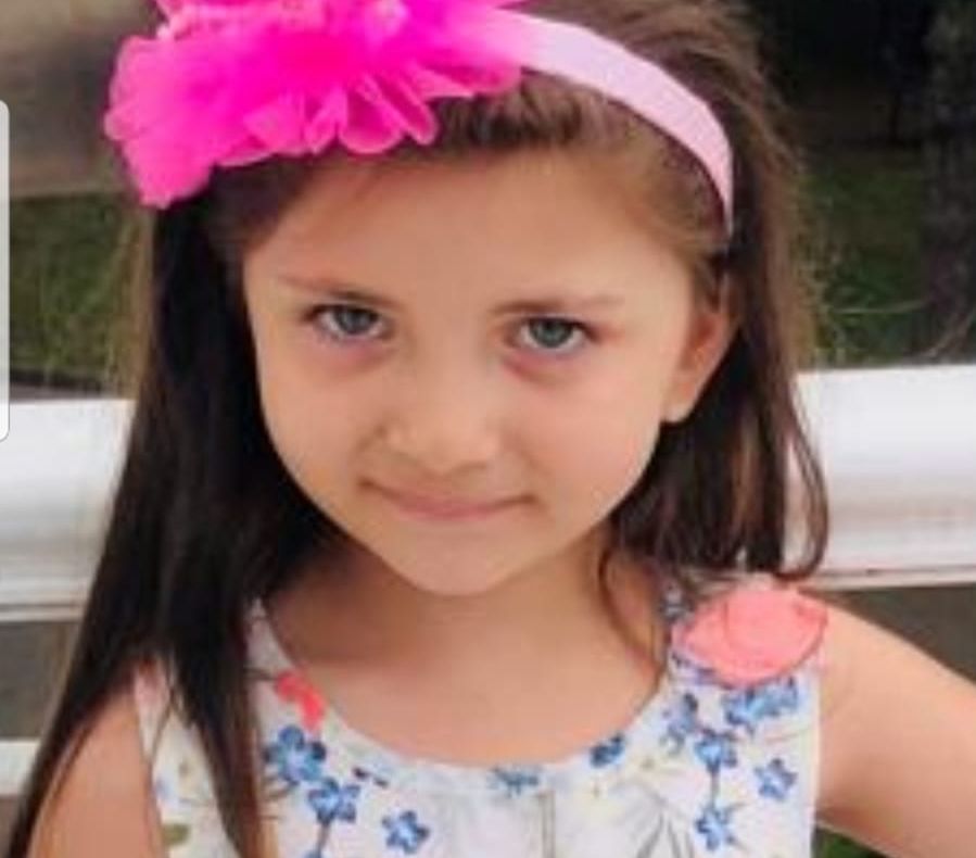 Fetiță de șapte ani dată dispărută. Polițiștii cer ajutorul în găsirea ei