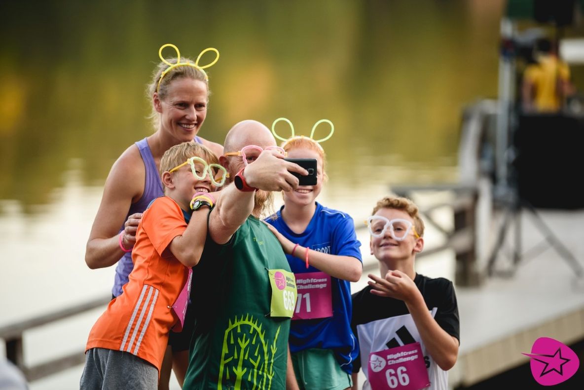 Sute de participanți la Night Cross Challenge