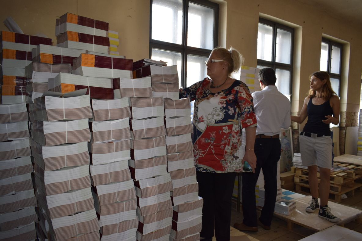 Noul prefect al Sibiului a început seria controalelor în școli. 130.000 de manuale, distribuite până astăzi în unitățile de învățământ