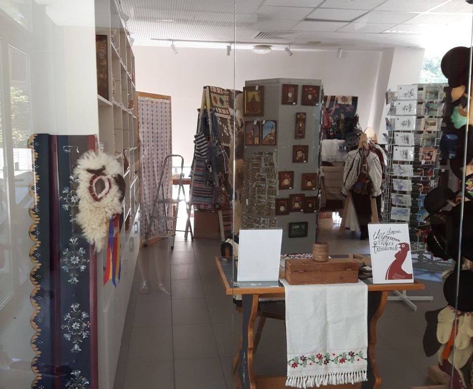 Operele micuților olimpici meșteșugari, expuse într-un stand la Muzeul Astra