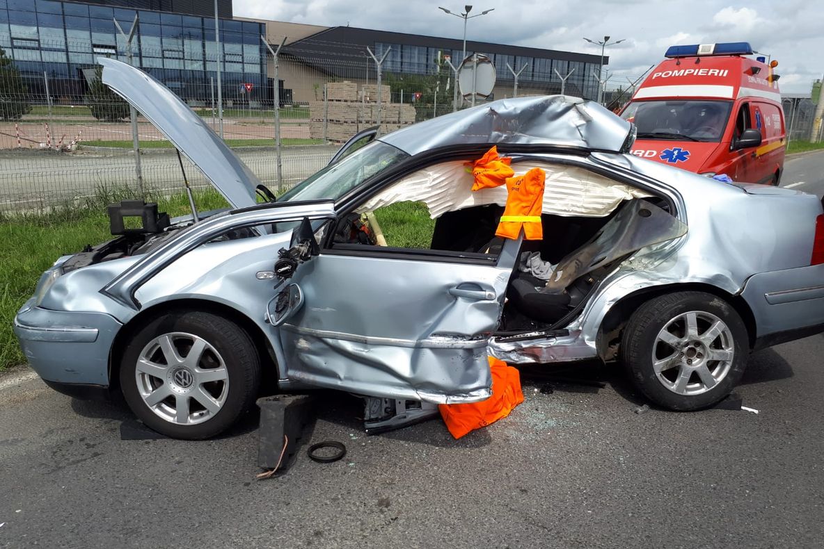 Două persoane au ajuns la spital în urma unui accident pe strada Salzburg