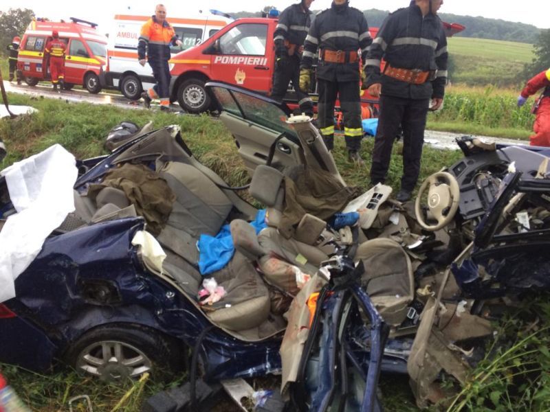 Galerie Foto: Accident grav, cu șase victime pe Valea Oltului. O persoană este resuscitată