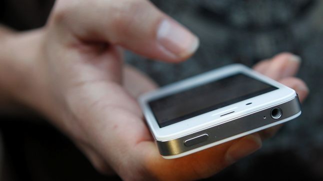 Doi tineri de 17 ani, reținuți după ce au amenințat un minor de 14 ani și i-au luat telefonul