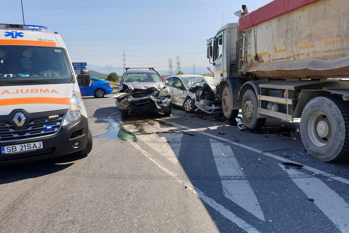 Accident la ieșire din Sibiu, spre Agnita, cu trei victime transportate la spital