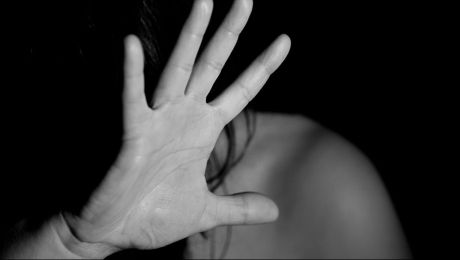 Bărbat din Dumbrăveni, reținut după ce a încercat să violeze fetița de 11 ani a concubinei sale