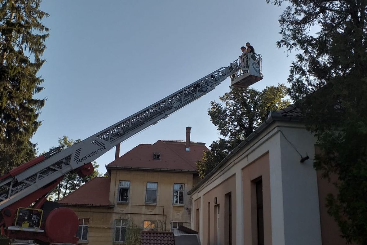 UPDATE | Femeie de 50 de ani, internată la Spitalul de Psihiatrie, a urcat pe acoperiș și a amenințat că se sinucide