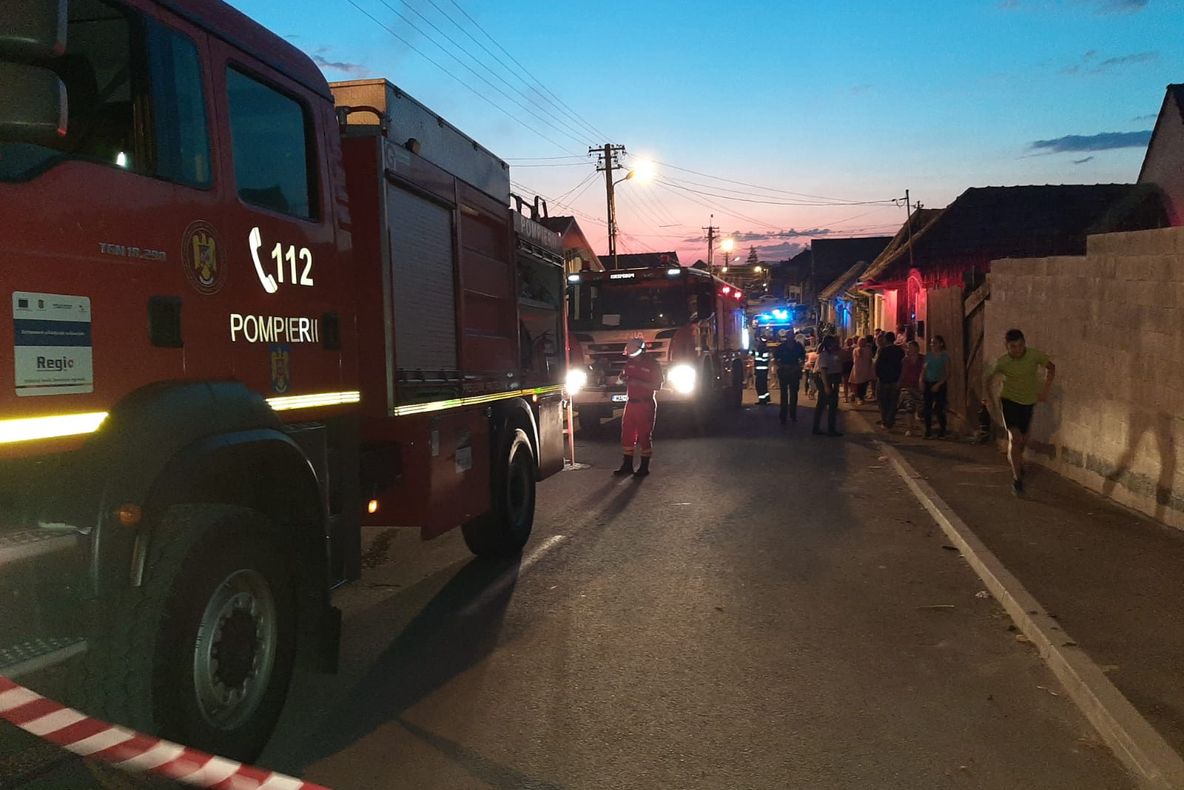 UPDATE | O anexă cu lemne de pe strada Pinului, în flăcări. O țigară aprinsă, cauza incendiului