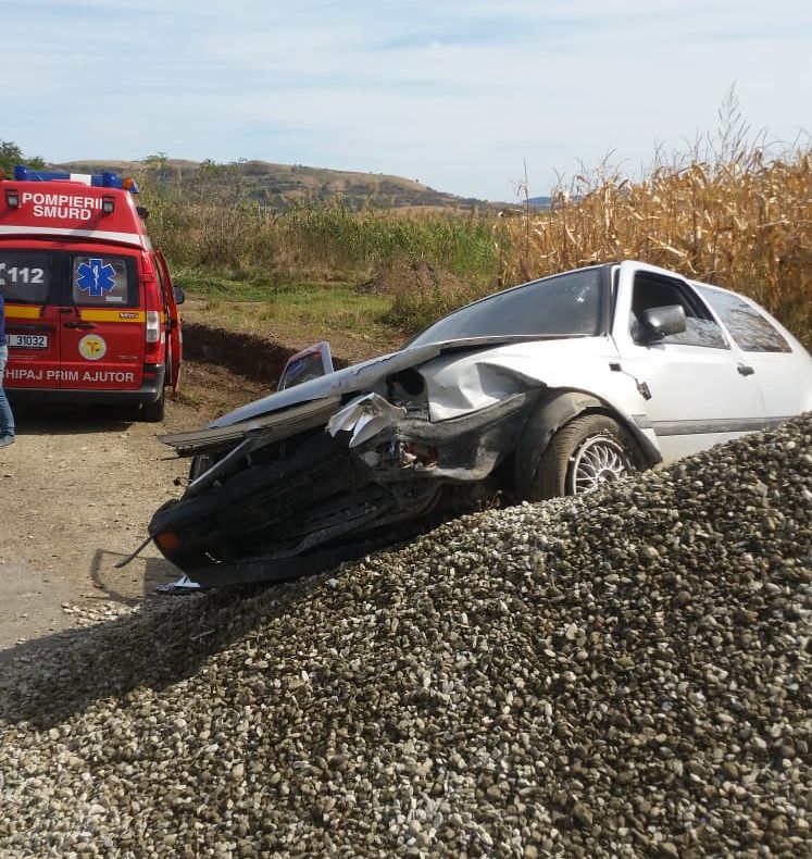 UPDATE | O mașină a intrat într-o grămadă de balast. Șoferul a primit îngrijiri medicale