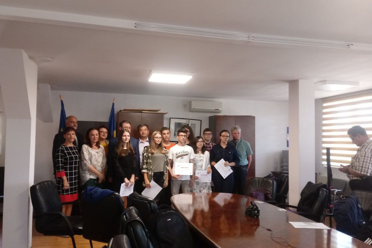 Elevii sibieni care au obținut media 10 la Evaluarea Națională au primit câte 1.000 de lei