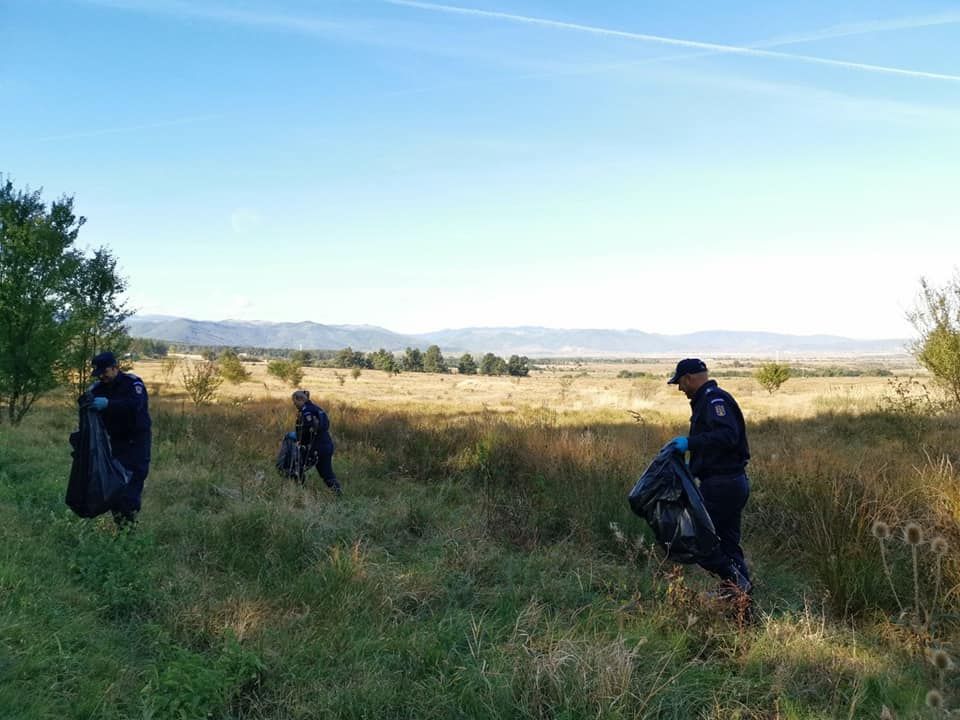 Jandarmii, pompierii și angajații Ocolului Silvic Sibiu au curățat Pădurea Dumbrava