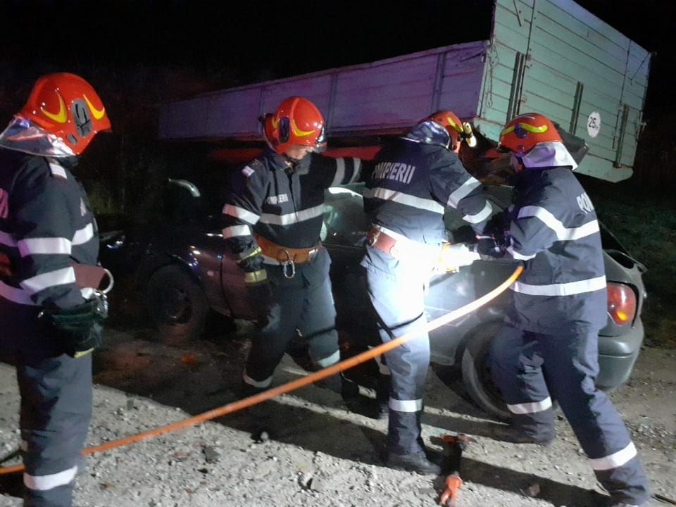 Un tânăr a decedat noaptea trecută după ce a intrat cu mașina într-o remorcă parcată
