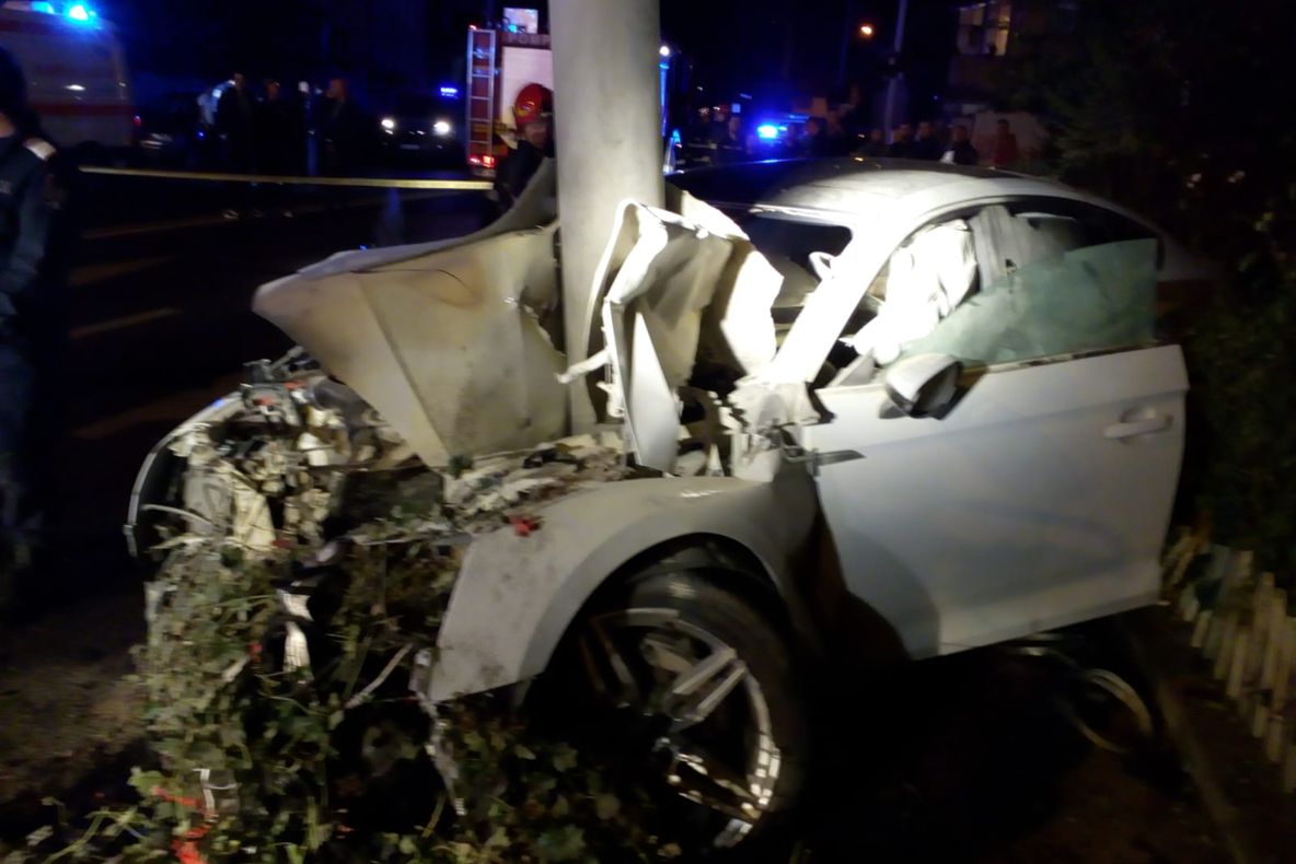 Un tânăr de 19 ani a decedat după ce prietenul lui a intrat cu mașina într-un stâlp
