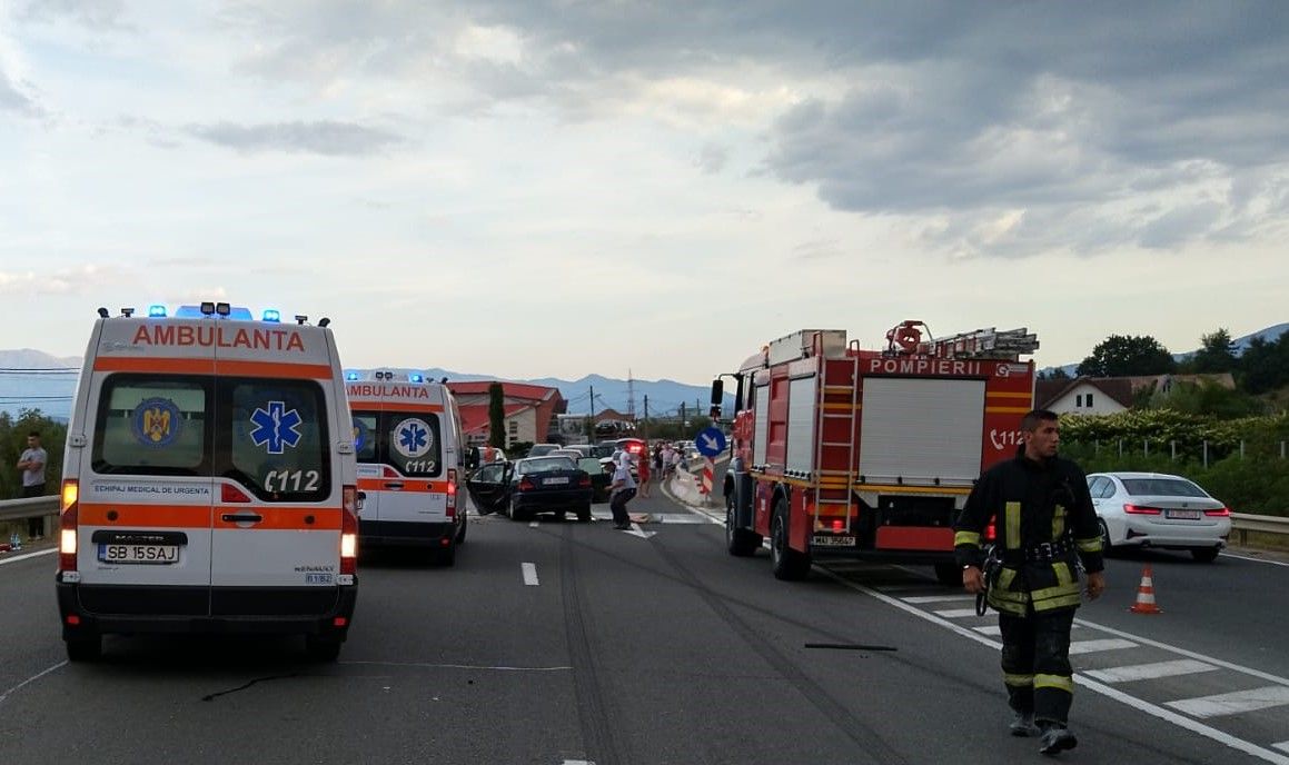 Foto/Trei mașini implicate într-un accident la Selimbăr. Două victime sunt încarcerate