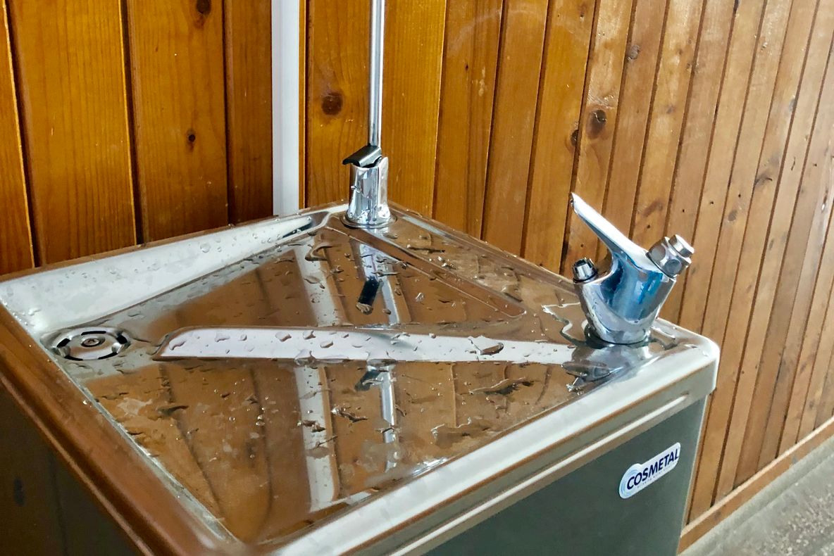 Dozatoare de apă potabilă, montate în cinci școli din Sibiu de Apă Canal