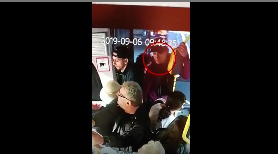 VIDEO/ Trei hoți au scăpat după ce au furat 14.000 de euro. Polițiștii cer ajutor pentru identificarea unuia dintre ei