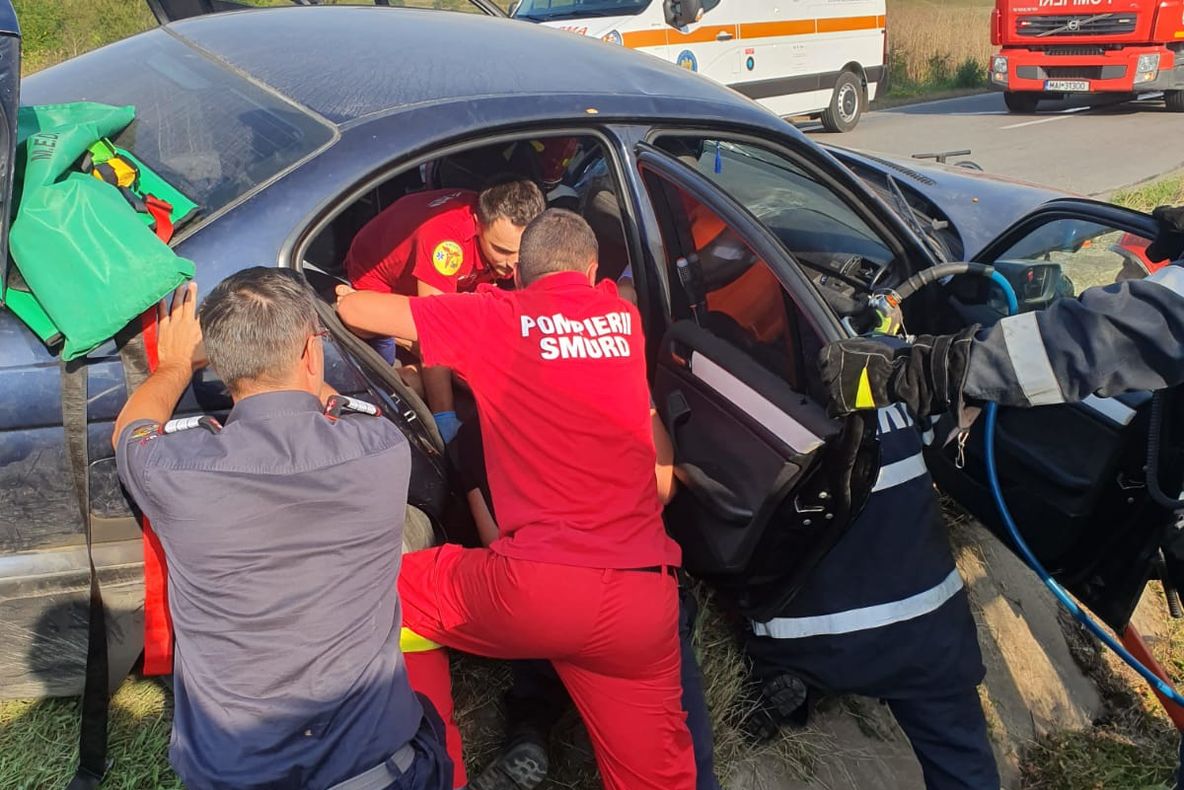 UPDATE | O mașină a intrat într-un cap de pod, la Bârghiș. Trei persoane au fost rănite