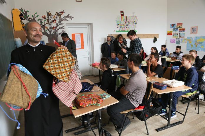 400 de elevi din satele de pe Valea Hârtibaciului au primit rechizite din partea Arhiepiscopiei Sibiului