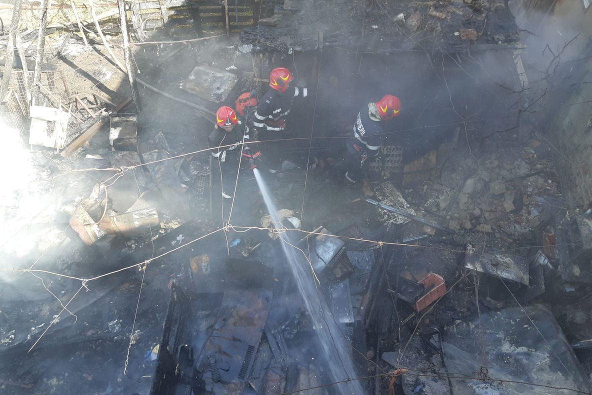 UPDATE: Incendiu pe strada 9 Mai a fost lichidat. Trei locuințe afectate
