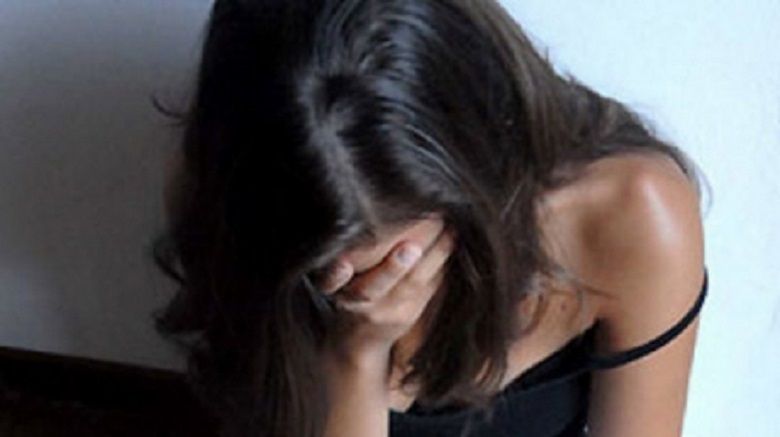 Sibiancă de 16 ani, obligată să se prostitueze. Pentru că încasările nu erau mulțumitoare, era și bătută