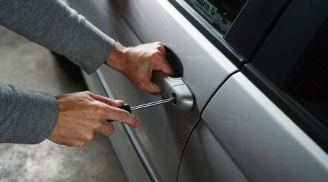 Doi tineri, cercetați după ce au furat bunuri din două mașini