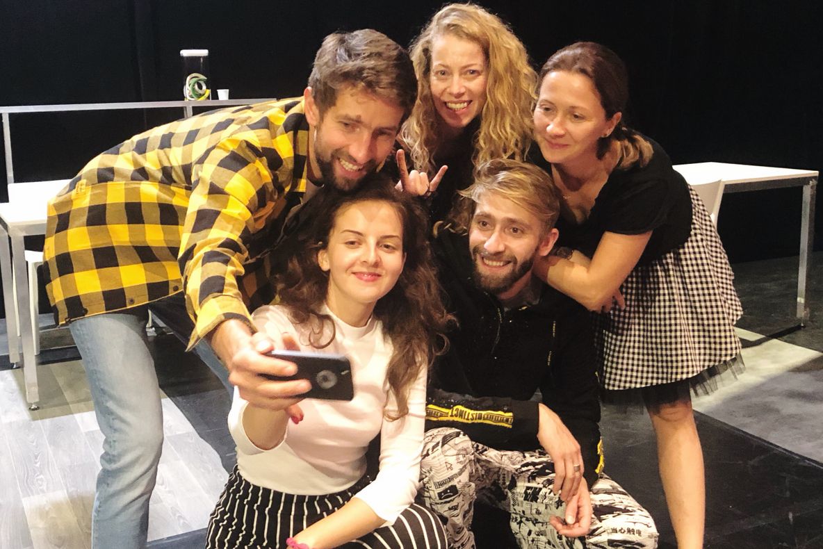 „O istorie a mâncării din cele mai vechi timpuri și până mâine” în premieră la Teatrul "Gong"