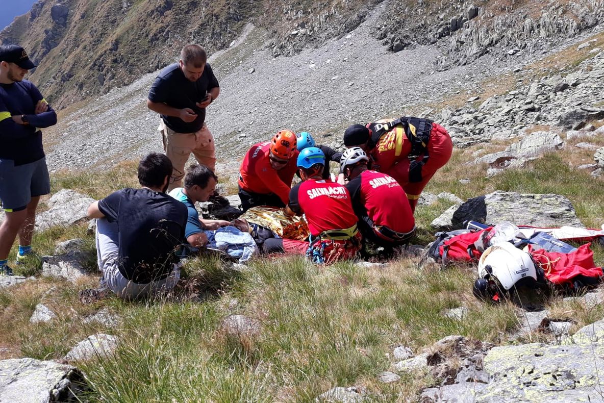 VIDEO/Un turist aflat în Munții Făgăraș a cerut ajutorul salvamontiștilor după ce a suferit un atac de panică