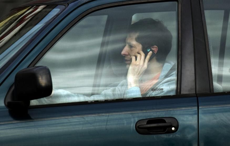 Din 12 octombrie cei care folosesc mobilul la volan vor rămâne fără permis