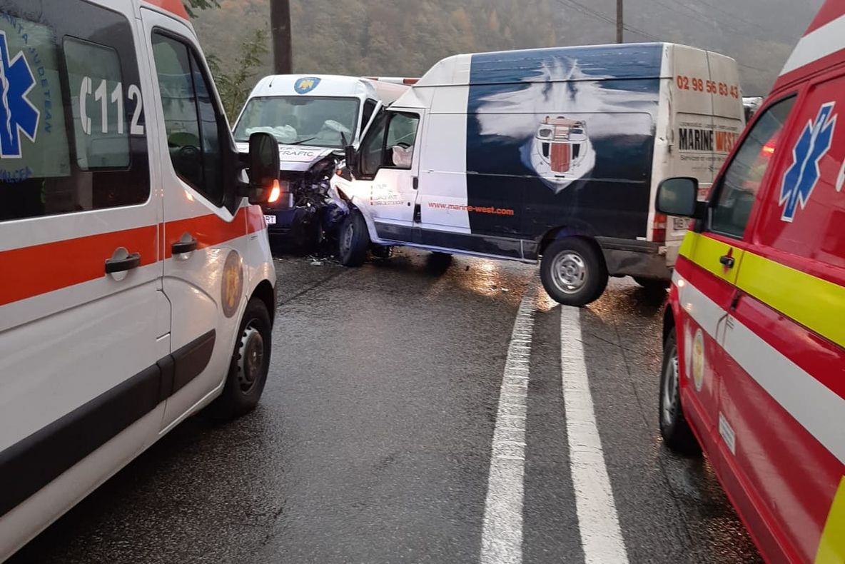 Accident pe Valea Oltului. Două dubițe și trei victime, implicate