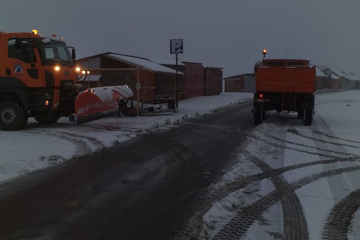 VIDEO | Se circulă în condiții de iarnă pe Transfăgărășan. Drumarii intervin cu utilaje