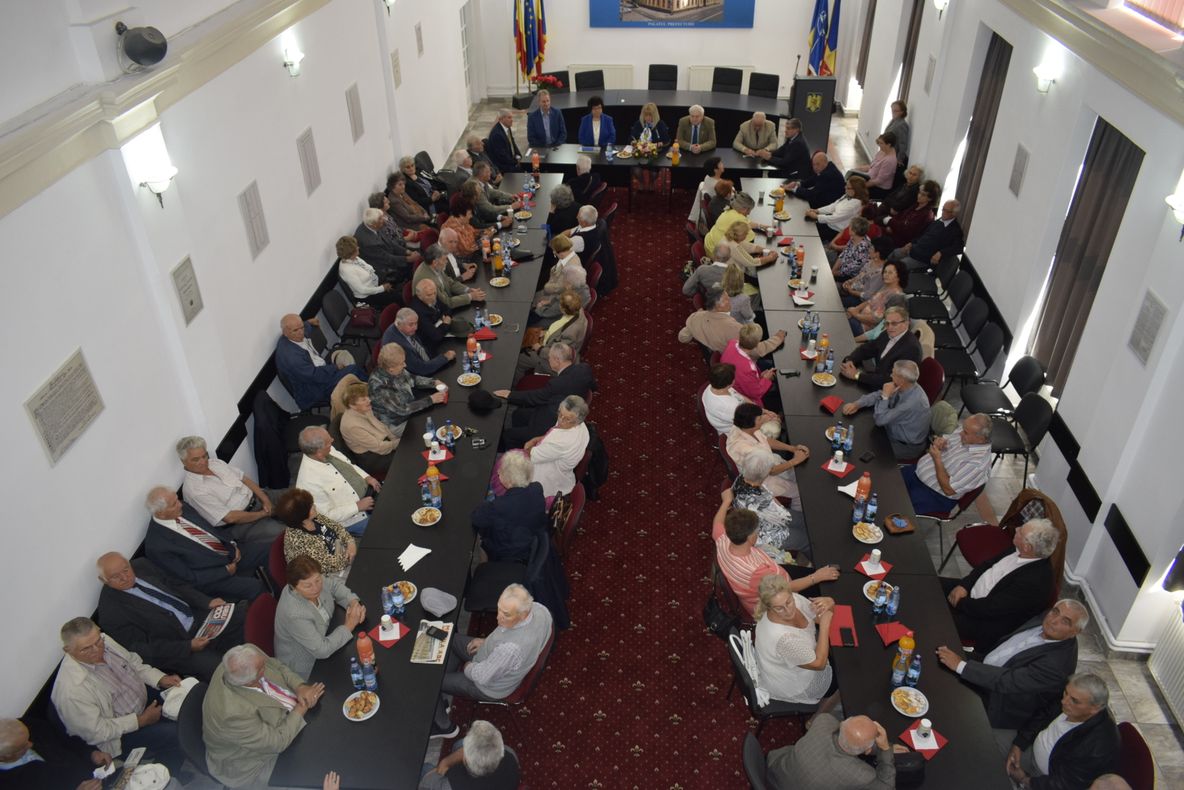 Vârstnicii, sărbătoriți de ziua lor, la Prefectura Sibiu