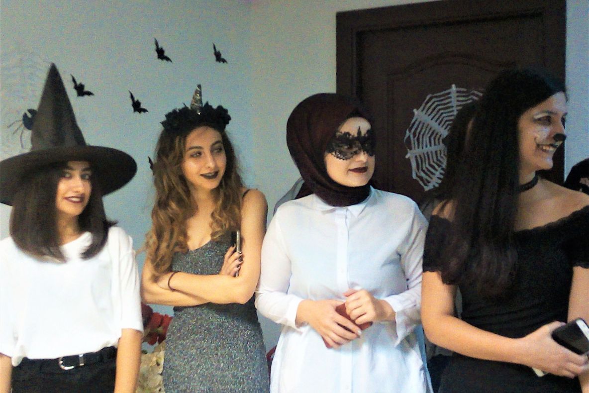 Studenții se costumează în personaje de poveste, în căminele ULBS