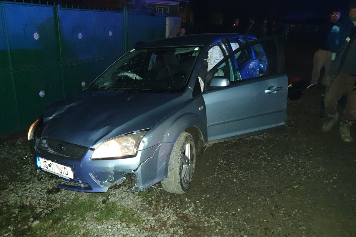 Doi copii sunt în stare gravă după ce au fost loviți de o mașină condusă de un șofer fără permis