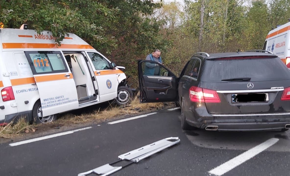 Patru victime în urma unui accident în care a fost implicată și o ambulanță