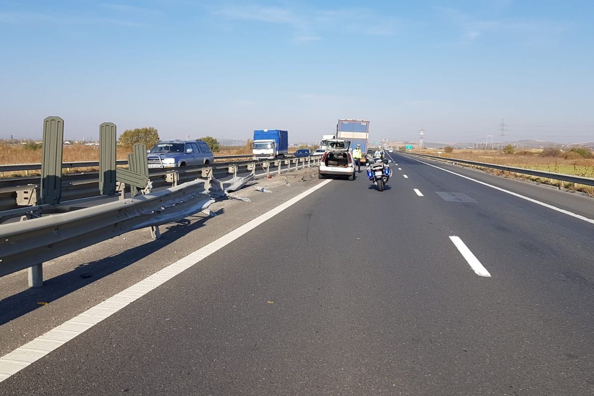 Autostrada A1 blocată de un șofer de tir neatent care a intrat în parapetul median
