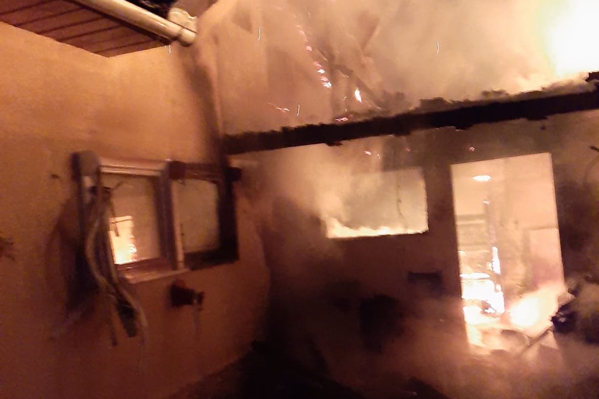 Incendiu puternic în Șeica Mare la un garaj și anexe gospodărești