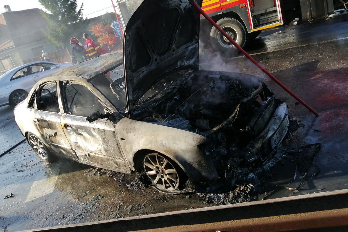 O mașină a ars în totalitate pe DN 1